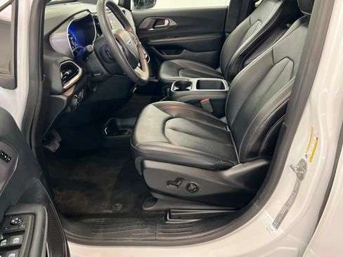 Certified 2025 Chrysler Pacifica Select FWD image 18