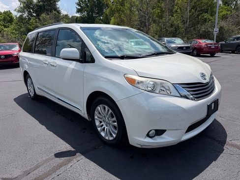 Used 2017 Toyota Sienna XLE Premium FWD image 4