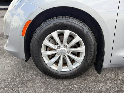 Used 2017 Chrysler Pacifica Touring-L FWD image 12