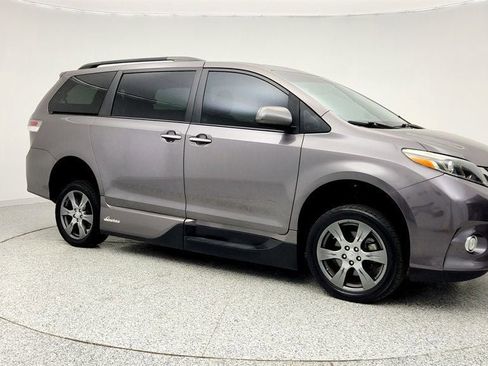 Used 2017 Toyota Sienna SE Premium FWD image 3