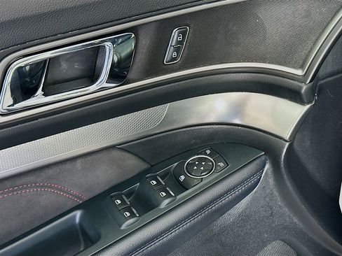 Used 2018 Ford Explorer XLT w/ Equipment Group 202A image 15