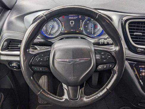 Certified 2021 Chrysler Pacifica Touring-L w/ S Appearance Package image 15