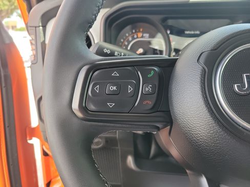 Used 2025 Jeep Gladiator Sport AWD/4WD image 29