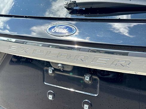 Used 2022 Ford Explorer XLT w/ Equipment Group 202A AWD/4WD image 12