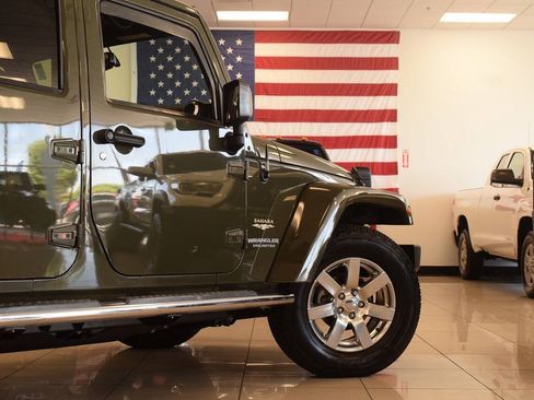 Used 2015 Jeep Wrangler Unlimited Sahara w/ Dual Top Group AWD/4WD image 36