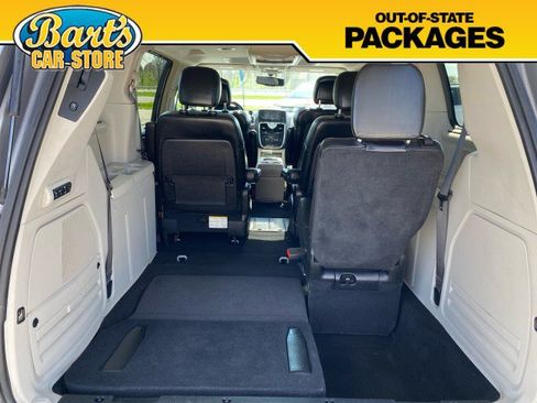 Used 2015 Chrysler Town & Country Limited Platinum FWD image 8