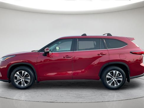 Used 2021 Toyota Highlander XLE AWD/4WD image 6