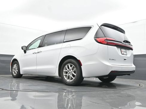 Used 2025 Chrysler Pacifica Select FWD image 46