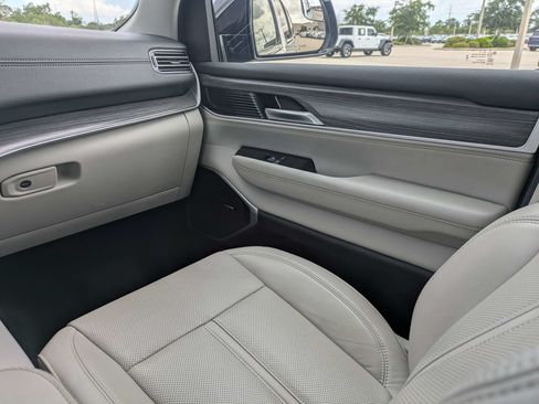 Used 2024 Jeep Wagoneer L Series III w/ Flexible Seating Group AWD/4WD image 20