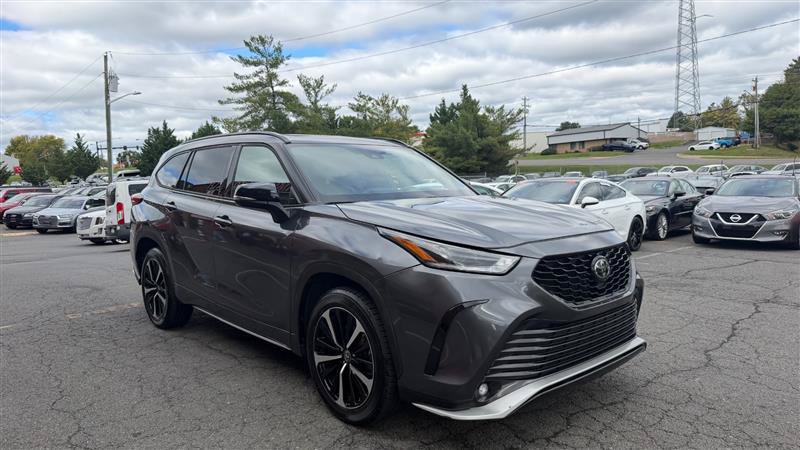 Used 2021 Toyota Highlander XSE FWD image 3