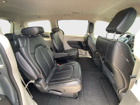 Used 2024 Chrysler Pacifica Touring-L FWD image 15