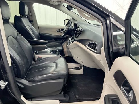 Used 2022 Chrysler Pacifica Touring-L FWD image 21