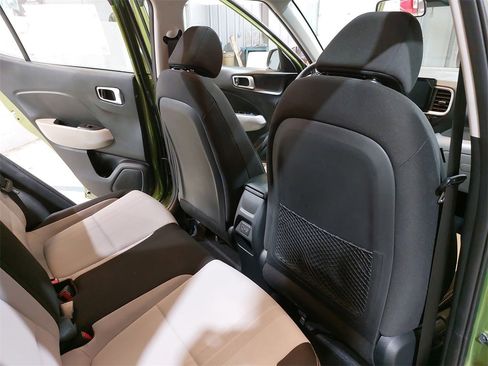 Used 2024 Hyundai Venue SEL image 11