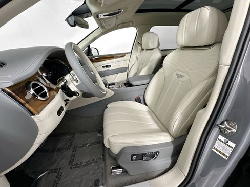 Used 2025 Bentley Bentayga Extended Wheelbase image 18