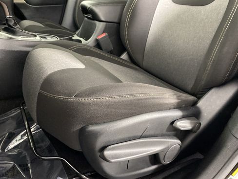 Used 2018 Jeep Cherokee Latitude w/ Safety Group AWD/4WD image 17