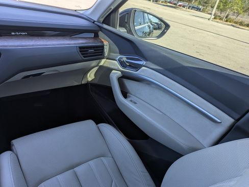 Used 2019 Audi e-tron Prestige w/ Prestige Package image 21