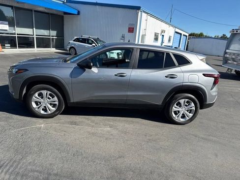 Used 2024 Chevrolet Trax LS w/ Driver Confidence Package FWD image 2