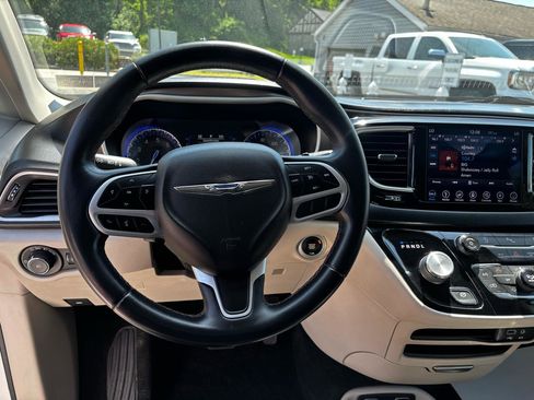 Used 2018 Chrysler Pacifica Touring-L FWD image 15