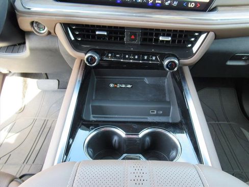 Certified 2025 Chevrolet Suburban High Country image 23