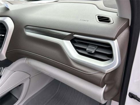 Used 2022 GMC Acadia SLT w/ Technology Package image 30