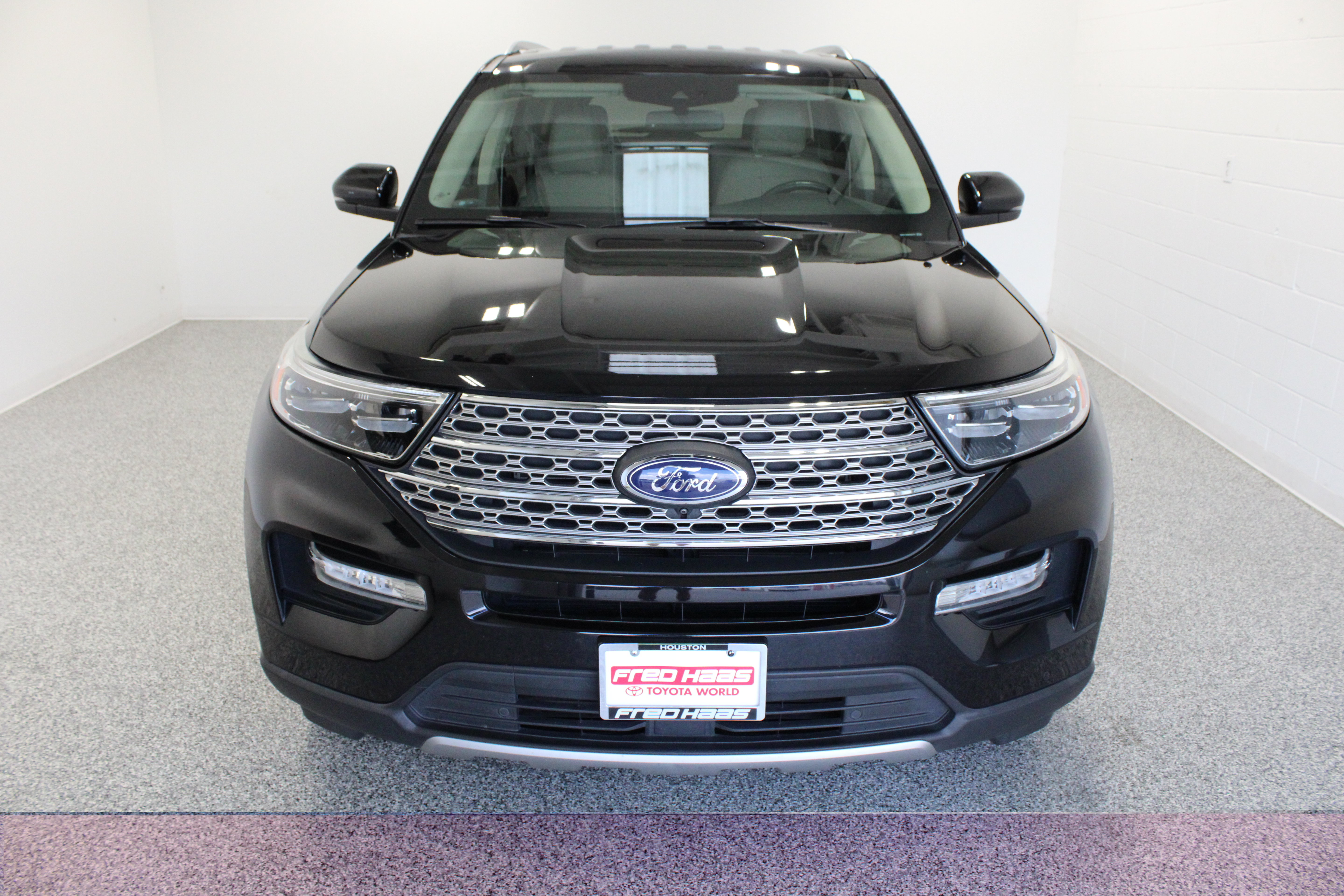 Used 2021 Ford Explorer Limited w/ Equipment Group 301A RWD image 3