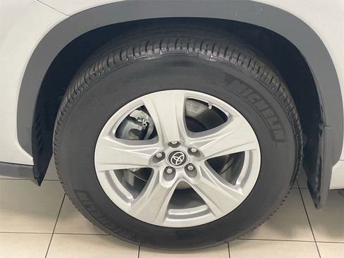 Used 2023 Toyota Highlander LE image 22