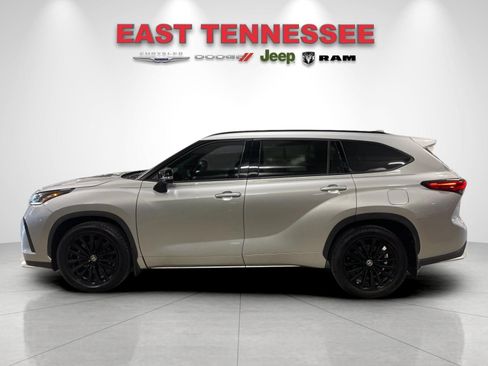Used 2023 Toyota Highlander XSE FWD image 6