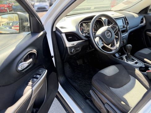 Used 2017 Jeep Cherokee Sport image 9