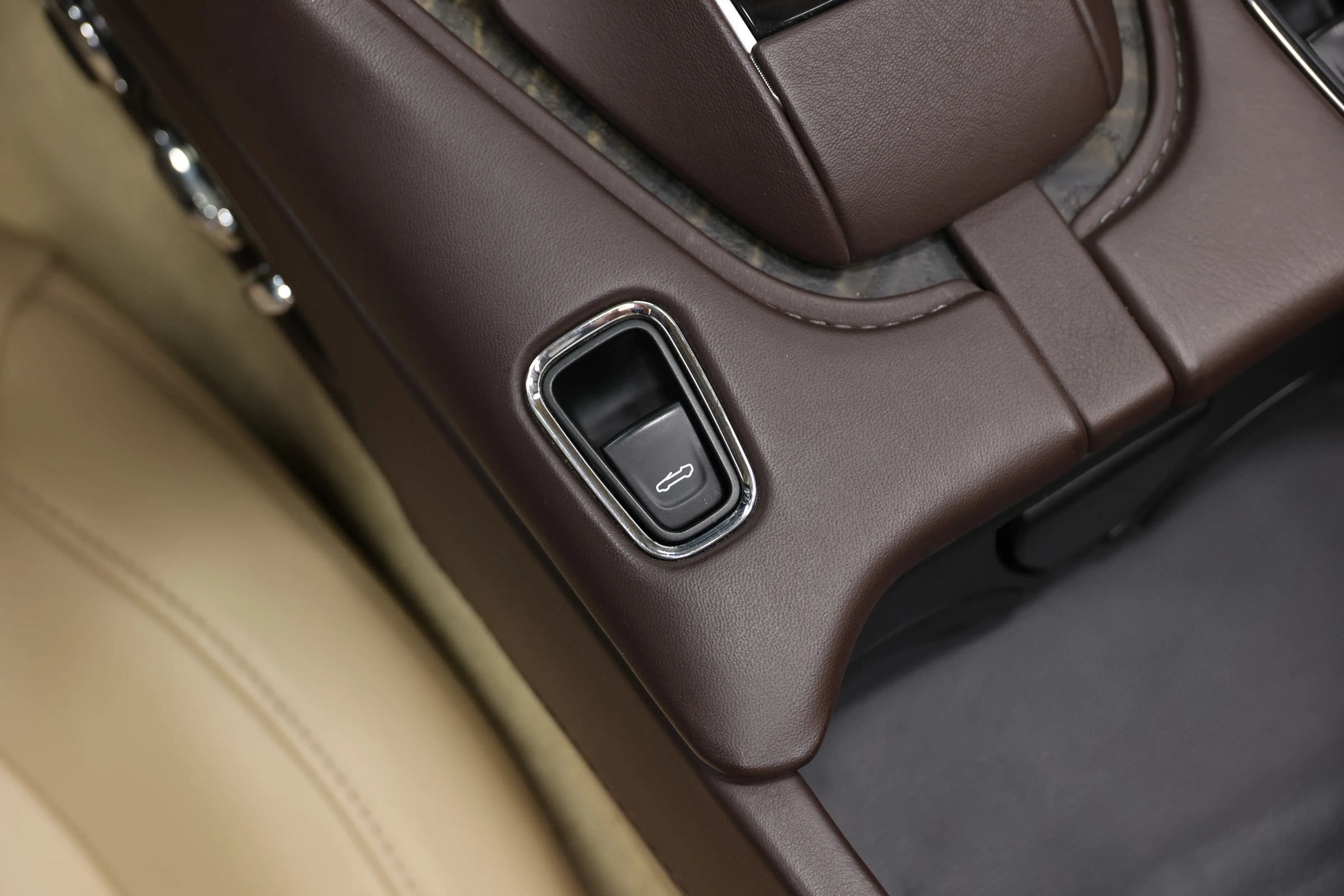 Used 2019 Aston Martin DB11 Volante RWD image 46