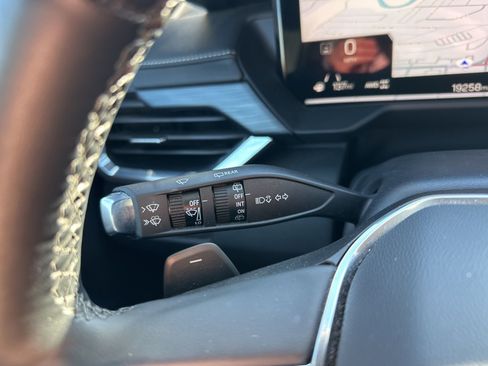 Used 2025 GMC Acadia Elevation image 32