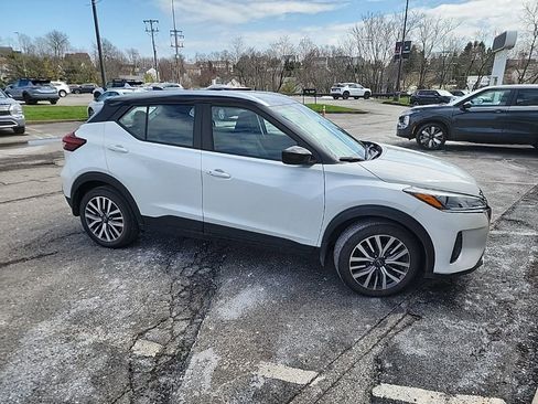 Used 2023 Nissan Kicks SV image 3