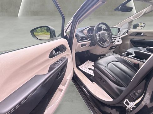 Used 2023 Chrysler Pacifica Touring-L FWD image 17