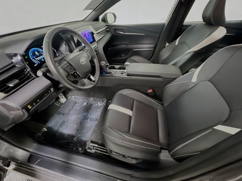 Used 2025 Toyota Camry SE FWD image 15
