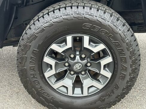 Certified 2017 Toyota Tacoma TRD Off-Road w/ Premium & Technology Package AWD/4WD image 37