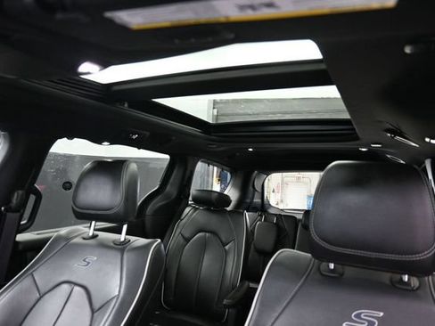 Used 2025 Chrysler Pacifica Limited FWD image 17
