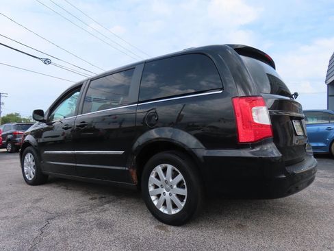 Used 2014 Chrysler Town & Country Touring FWD image 3