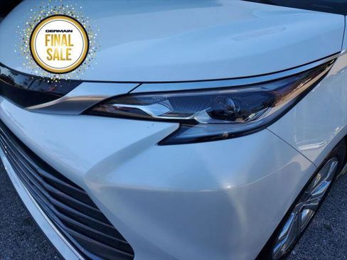 Certified 2022 Toyota Sienna Platinum image 11