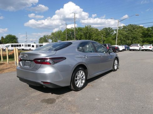 Used 2022 Toyota Camry LE image 5