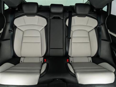 Used 2025 Porsche Taycan image 31