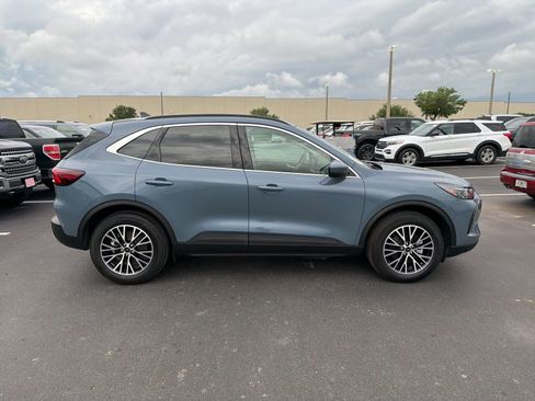 Used 2025 Ford Escape SE w/ PHEV Premium Package image 2