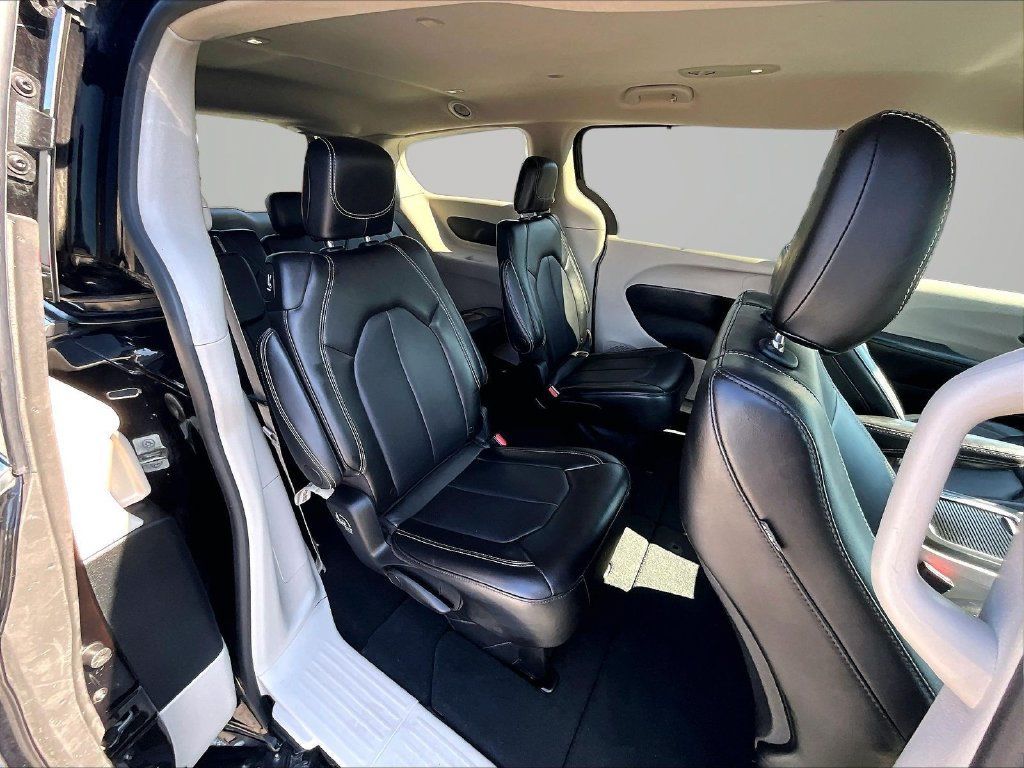 Used 2024 Chrysler Pacifica Touring-L FWD image 28