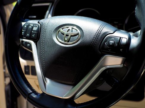 Used 2016 Toyota Highlander XLE FWD image 17