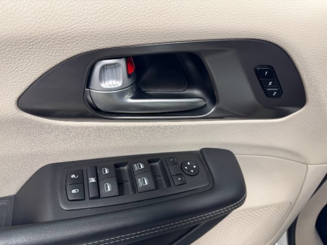 Used 2024 Chrysler Pacifica Touring-L FWD image 11