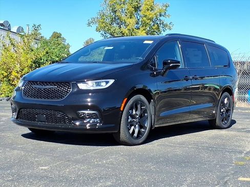 New 2026 Chrysler Pacifica Select image 2