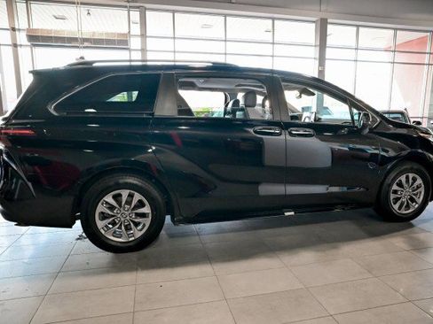 Used 2023 Toyota Sienna XLE image 4