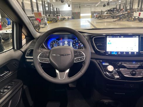 Used 2026 Chrysler Pacifica Select image 16