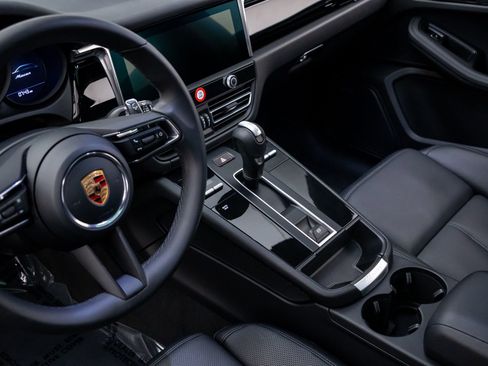 Certified 2026 Porsche Macan AWD/4WD image 13