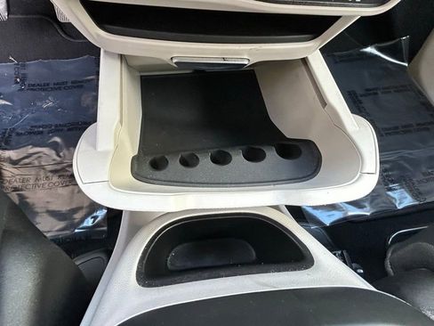 Used 2024 Chrysler Pacifica Touring-L image 27