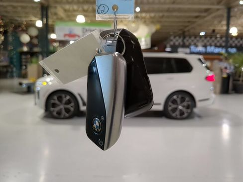 Used 2023 BMW X7 xDrive40i w/ Executive Package AWD/4WD image 4