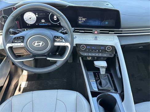 New 2025 Hyundai Elantra Limited image 22